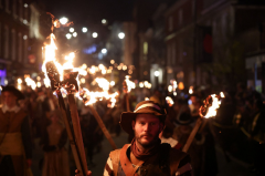 英国篝火之夜沦噩梦!多地陷混乱暴动 房屋起火、警消遭袭