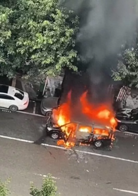 黑色奔驰车路边突起火爆燃，四川江油当地回应
