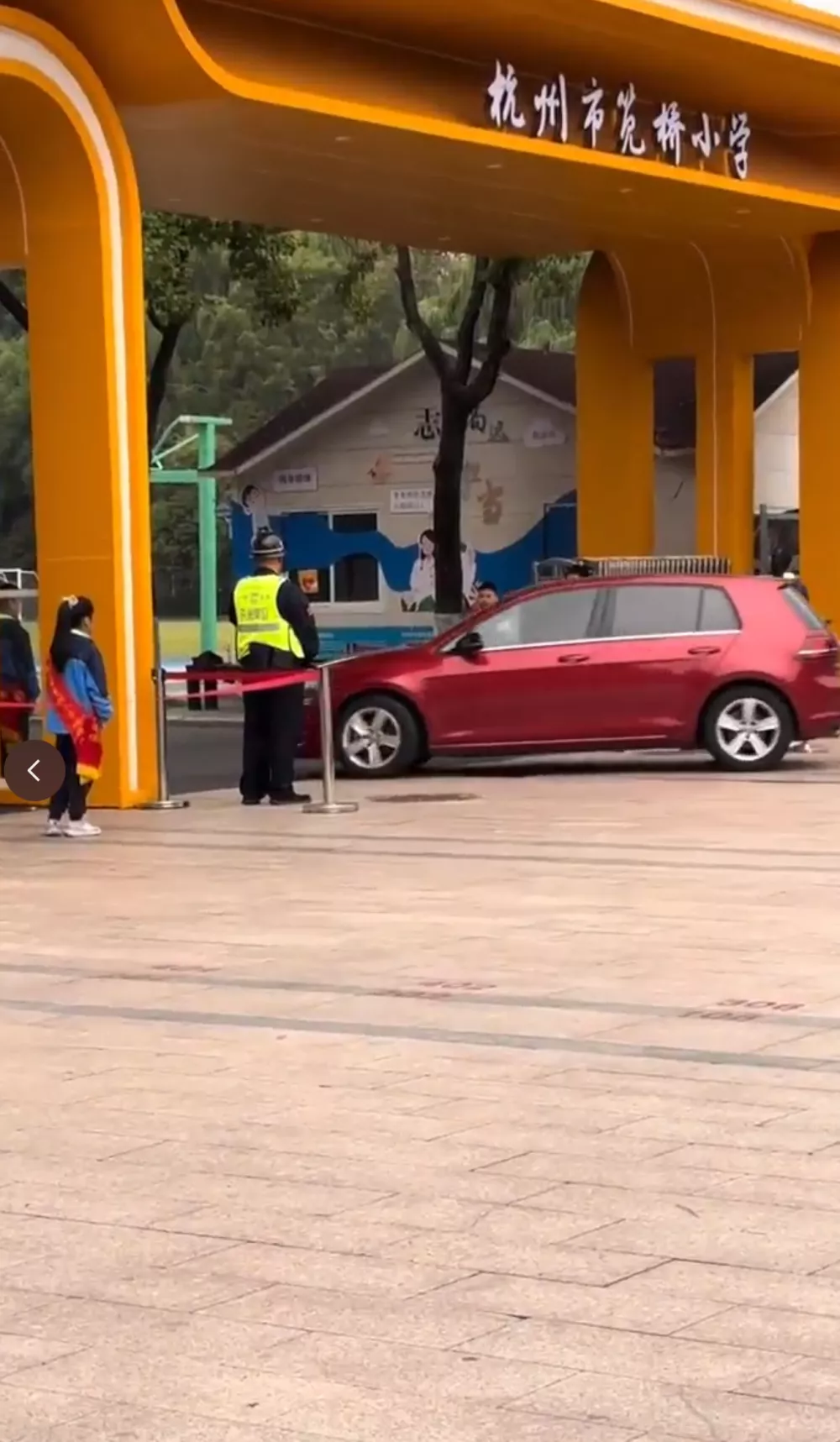 小学校门前学生列队，一遍遍向老师车辆敬礼问好？