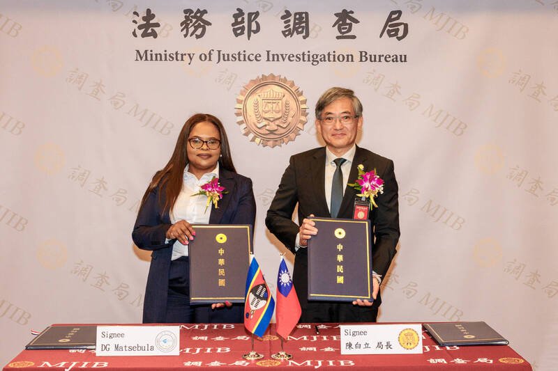 调查局局长陈白立（右） 与史瓦帝尼王国金融情报中心局长Babhekile Gugu Matsebula签署「防制洗钱、打击资助恐怖主义及资助武器扩散金融情资交换协定」。（记者刘咏韵翻摄）