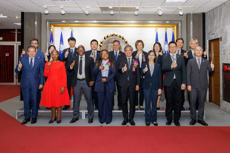 外交部亚西及非洲司司长颜嘉良、法务部国际及两岸法律司司长孟玉梅等人共同见证两国双边合作；图为调查局与史瓦帝尼王国金融情报中心共同签署合作备忘录与会人员合影。（记者刘咏韵翻摄）