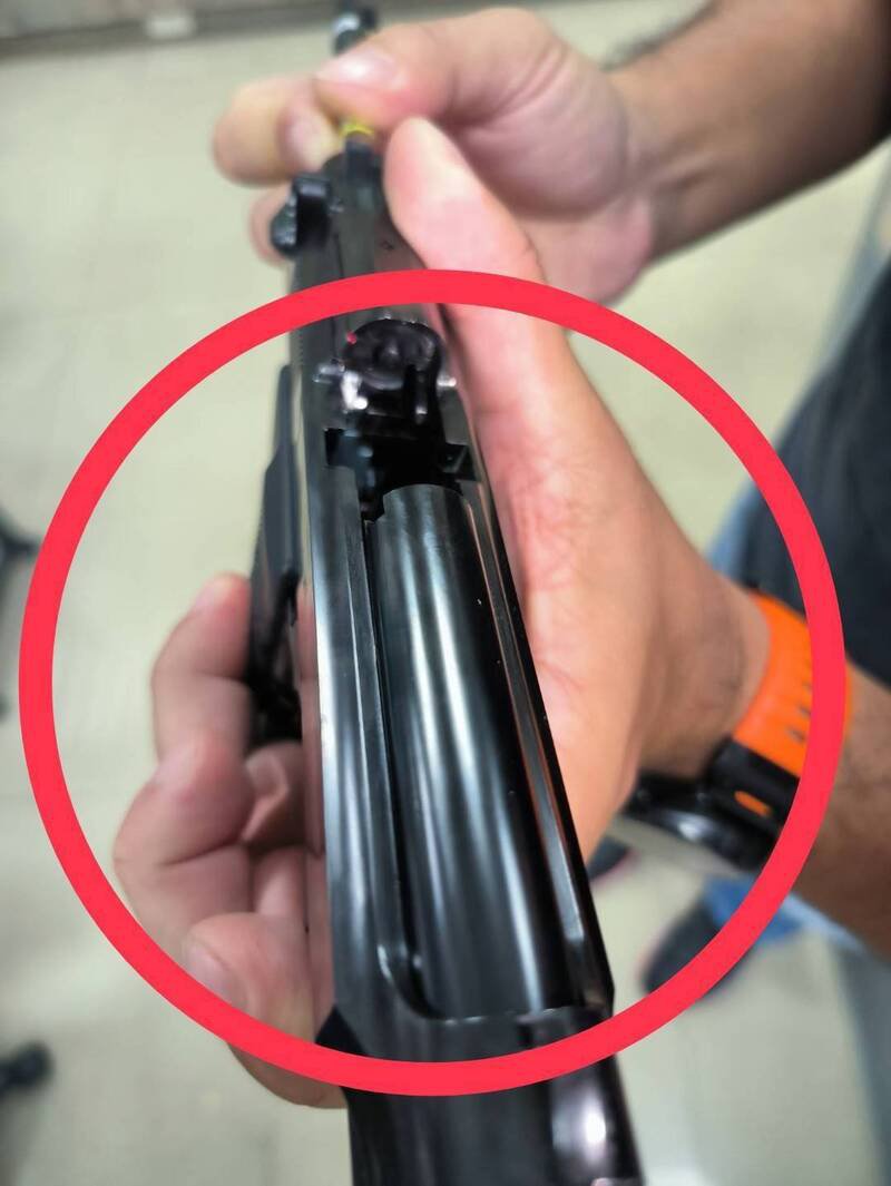 林姓男子缴出的塑胶玩具手枪。（埔里警方提供）