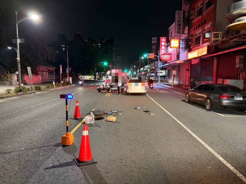高雄市凤山区青年路二段，在路中检修下水道工程的王姓技工遭车轿撞伤。（读者提供）