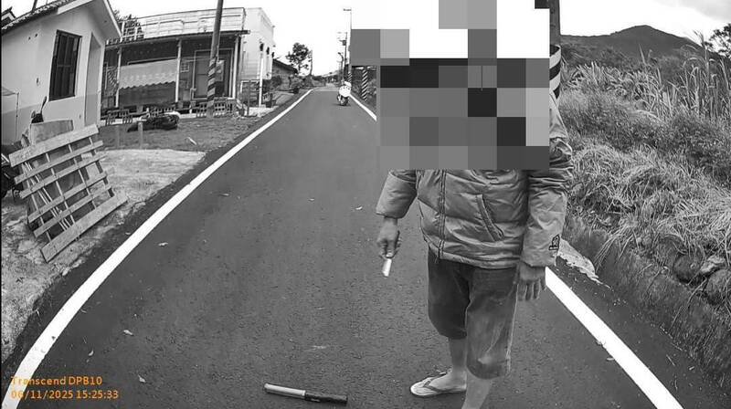 游嫌在警方盘查过程中，持刀拒捕。（记者游太郎翻摄）