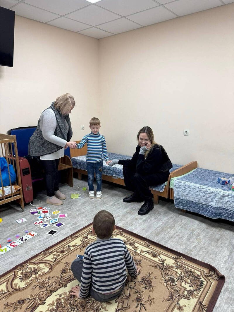 裘莉与当地儿童互动。（路透）