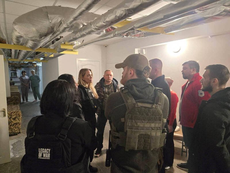 安洁莉娜．裘莉访问乌克兰战场前线城市赫尔松。（路透）