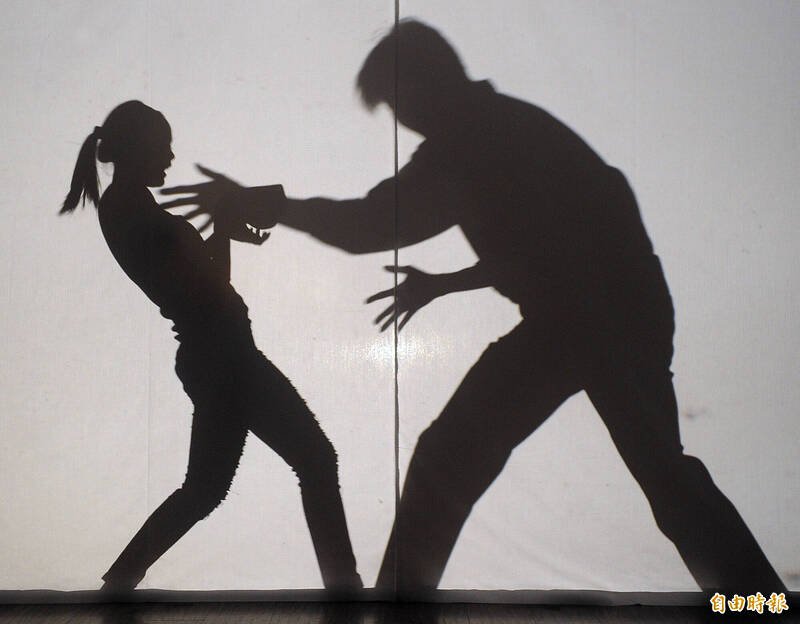 陈姓男子与女友分手后，打电话骚扰报复，受到保护令后，变本加厉在凌晨、清晨打电话骚扰。基隆地院判罚陈男5万5000元罚金。（资料照）