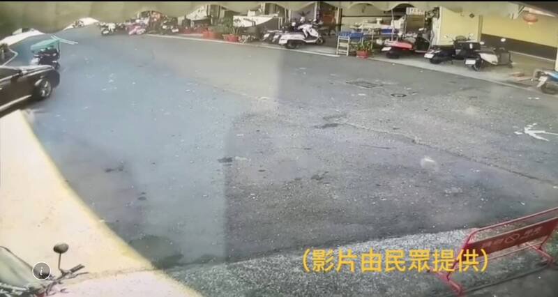 黑色汽车左转，与右转电动代步车擦撞。（民众提供）