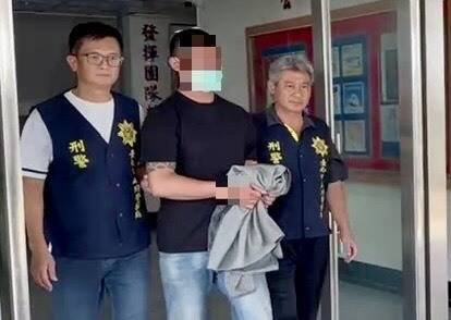 药头张姓男子（中）被刑大队员乔装钓客逮捕到案。（南市刑大提供）
