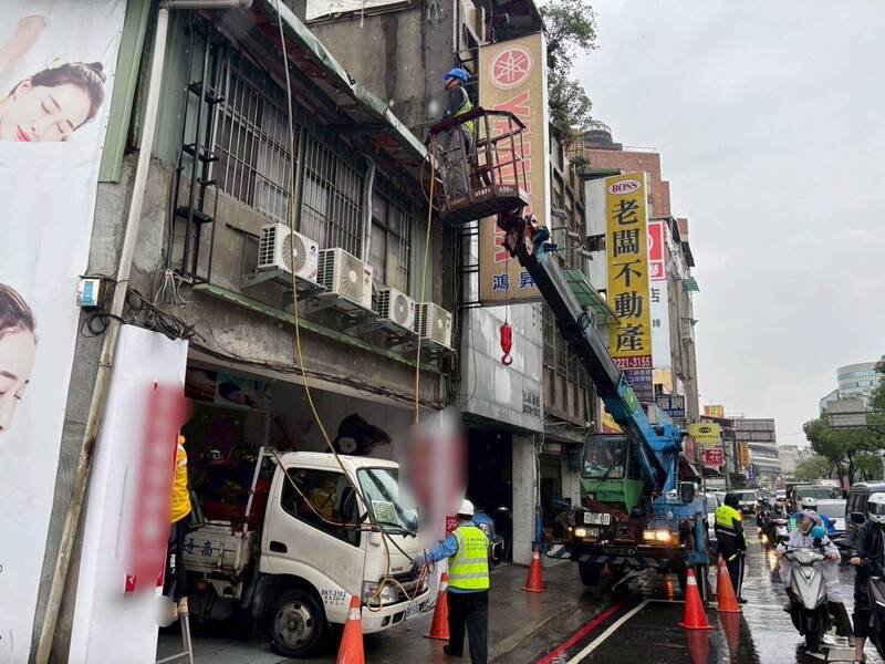 新北市今年10月底指派市府拆除大队进场执行，彻底将不法场所「断根」。（记者郑景议翻摄）