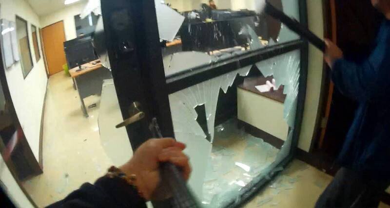 警方循线上门查缉博弈网站。（警方提供）