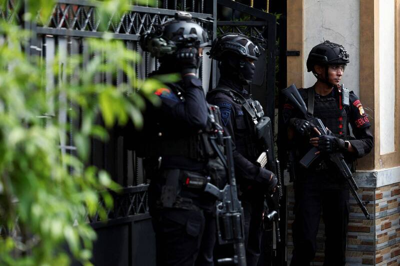 全副武装的印尼警察7日驻守在雅加达的1所发生爆炸的学校附近。（路透）