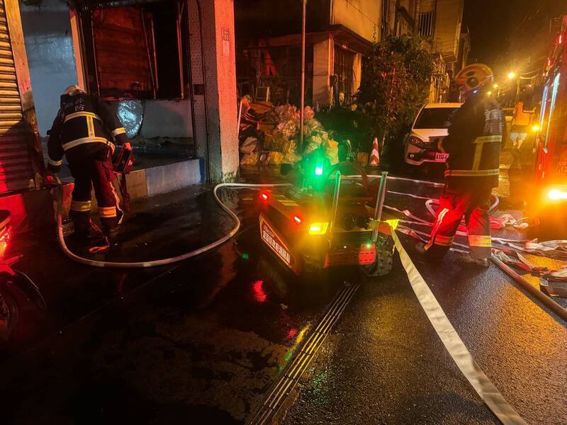 宜兰县苏澳镇南安路1家冷冻食品工厂，今晚传出疑似氨气外泄，县消防局前往抢救，并出动机器人车到场。（民众提供）