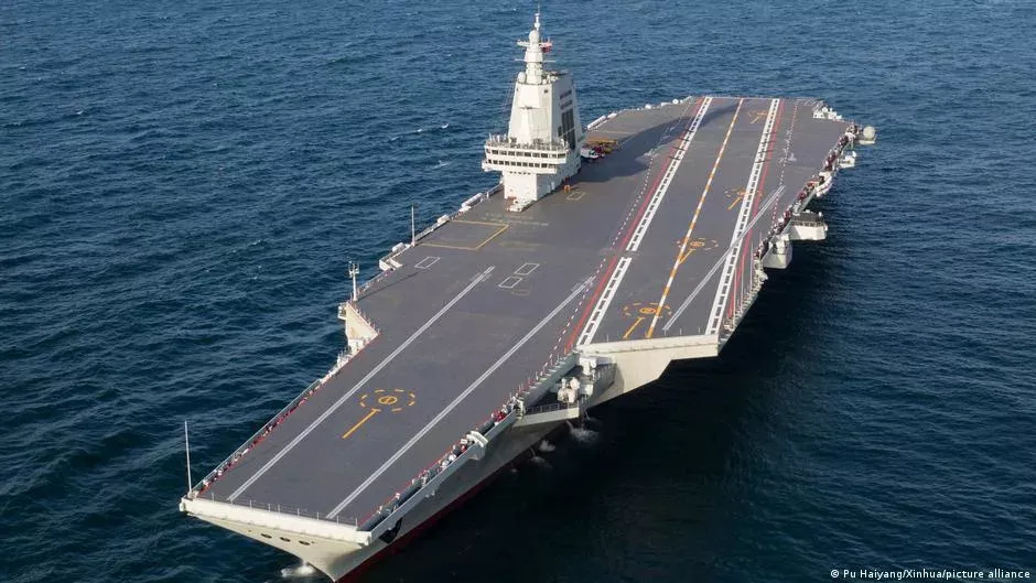 中国第三艘航母“福建舰”入列 习近平亲自登舰视察