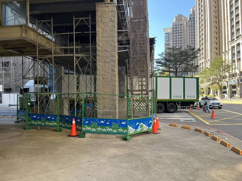 大货车卡鹰架GG了！新竹市关埔慈云空桥未盖好，但交通事故已先报到。今天一早有辆大卡车行经空桥工程施工处，疑因转弯角度未拿捏好卡到鹰架，最后惊险通过，幸鹰架也未倒。（读者提供）