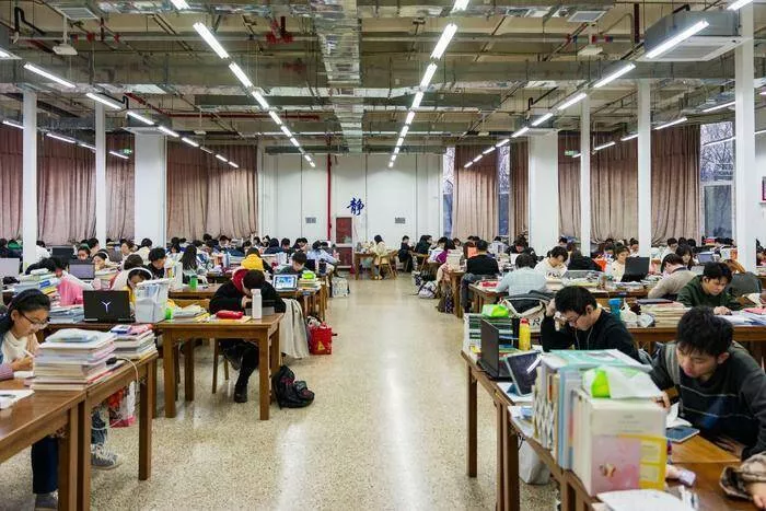 中国就业严峻！大学“高中化”加剧 学生被逼到轻生