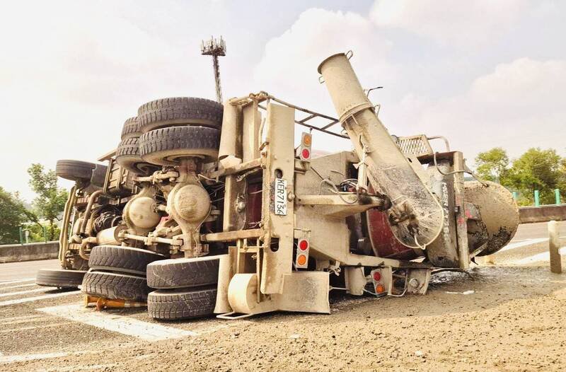 国道3号竹崎交流道上方北上车道发生混凝土搅拌车翻覆事故。 （读者提供）