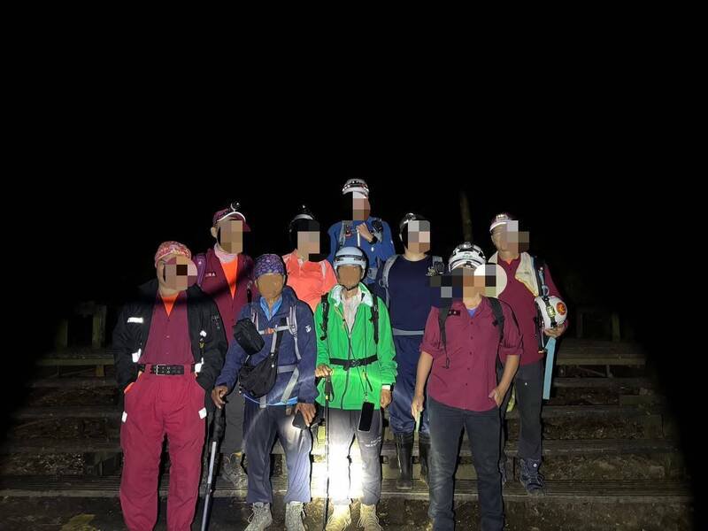 「台湾富士山」南庄加里山2登山客迷途走进原始林区，救难人员深入寻人。（苗县府消防局提供）