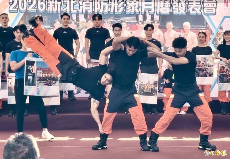 现场消防猛男秀肌肉。（记者罗国嘉摄）