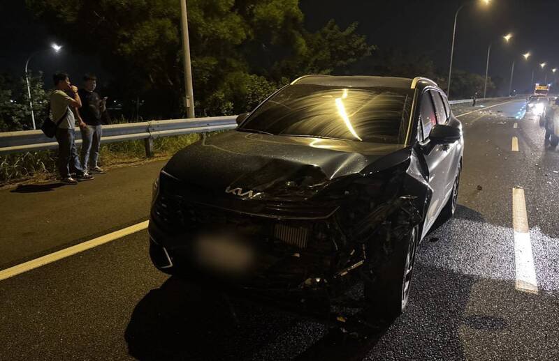 掉落物造成车祸。（警方提供）