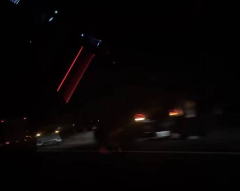 不少车辆压到掉落物后停在路肩检查。（取自Threads）