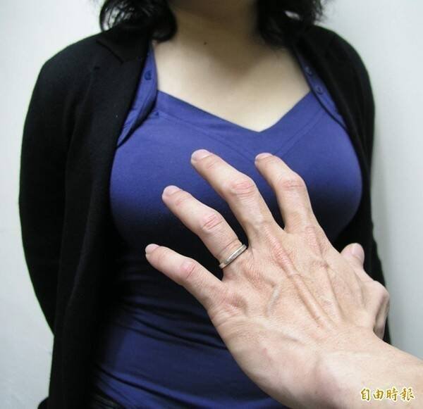 台南市吕姓消防员酒后与女友人共乘计程车返家，竟伸出咸猪手搓揉女友人胸部，惩戒法院判降2级改叙。示意图。（资料照）