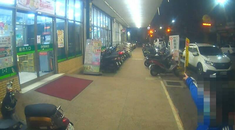 警方追到超商前遇晨运阿姨指路。（民众提供）