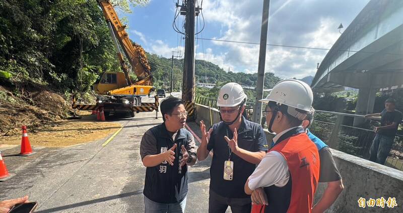 市府已将暖暖兴隆街的土石清除，市府工处长和专业人员8日到现场勘查，边坡上方还有浮石得处理。（记者卢贤秀摄）