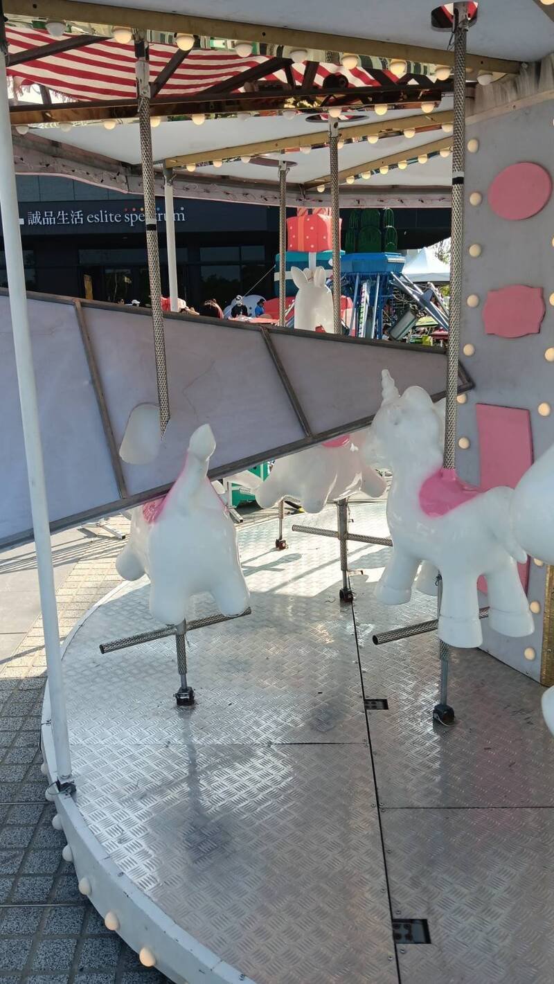 台南南区诚品生活馆的旋转木马屋顶突坍塌，金属支架松脱倾斜砸地，所幸当时无人乘坐。（民众提供）