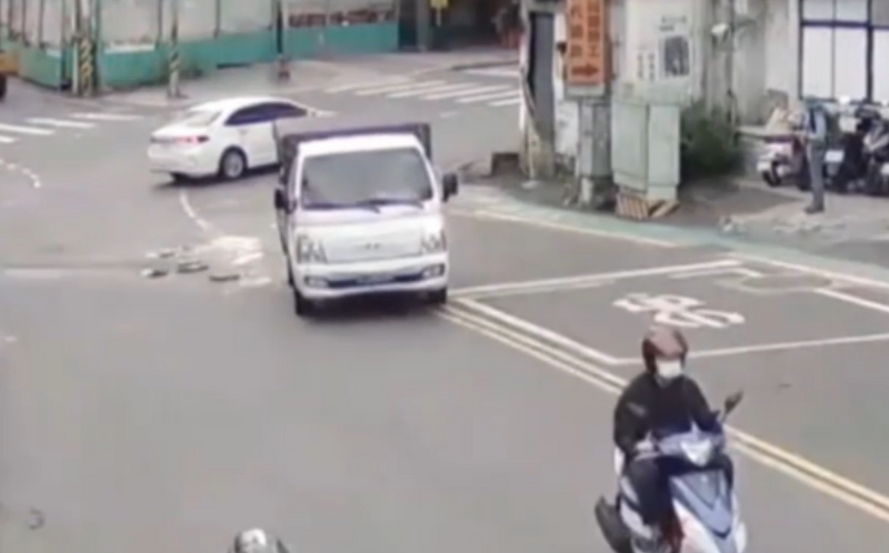 小货车从汐止中兴路左转福德三路，豆腐与豆腐板甩落路面，驾驶只捡起豆腐板，未清除摔成泥的豆腐渣。（记者林嘉东翻摄）
