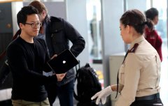 出国别忘先充电!英国「4家航空」手机、笔电没电恐遭没收