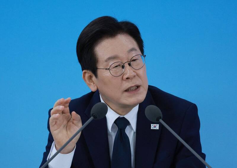 南韩总统李在明，过去任职京畿道城南市长期间发生大庄洞开发弊案，近来多名被告一审判决出炉后检方高层竟命令放弃上诉，被质疑是以政治力量妨碍司法公正。（欧新社）