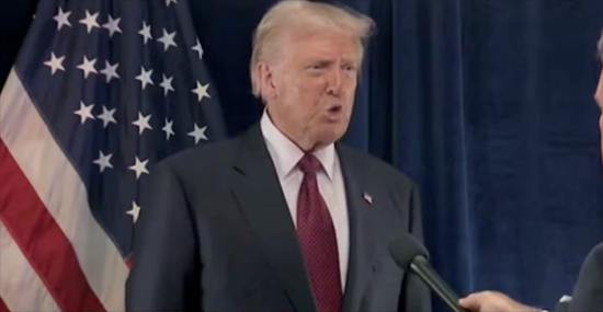 被问急眼了,特朗普怒喷记者:虚假、令人作呕