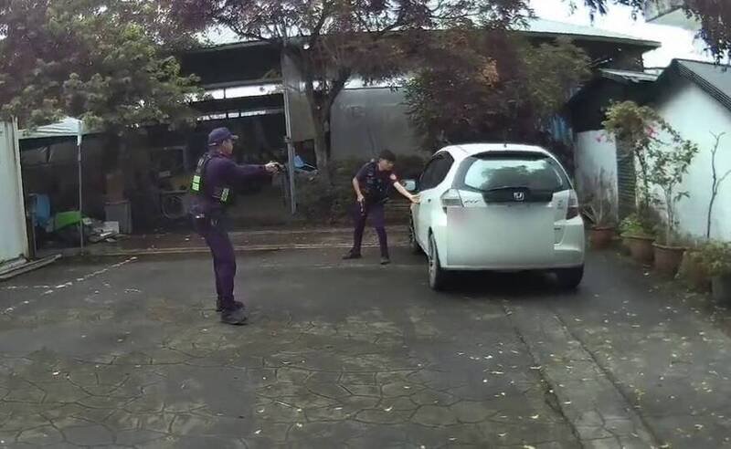 花莲59岁游姓通缉犯6日骑车遭警方拦查，游男拒绝拦检冲撞警方，还亮刀反抗，还持刀抢夺停等红灯的汽车逃逸。（警方提供）