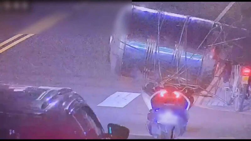 1辆机车后座载运著水塔骑乘，让其他路人惊呼台湾骑士没有极限。（民众提供）