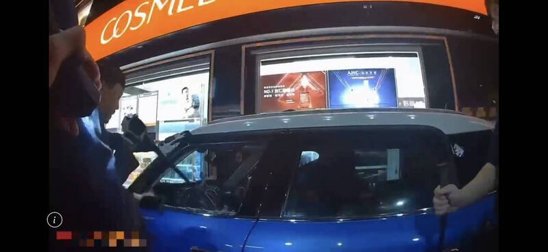 吴姓男子驾车行经板桥江子翠地区违停，拒绝警方拦查，警方查出他无照且悬挂他人车牌，破窗逮人（见图），车上还发现依托咪酯毒品、吸食器，全案依法送办，祭出四张罚单。（记者吴仁捷翻摄）