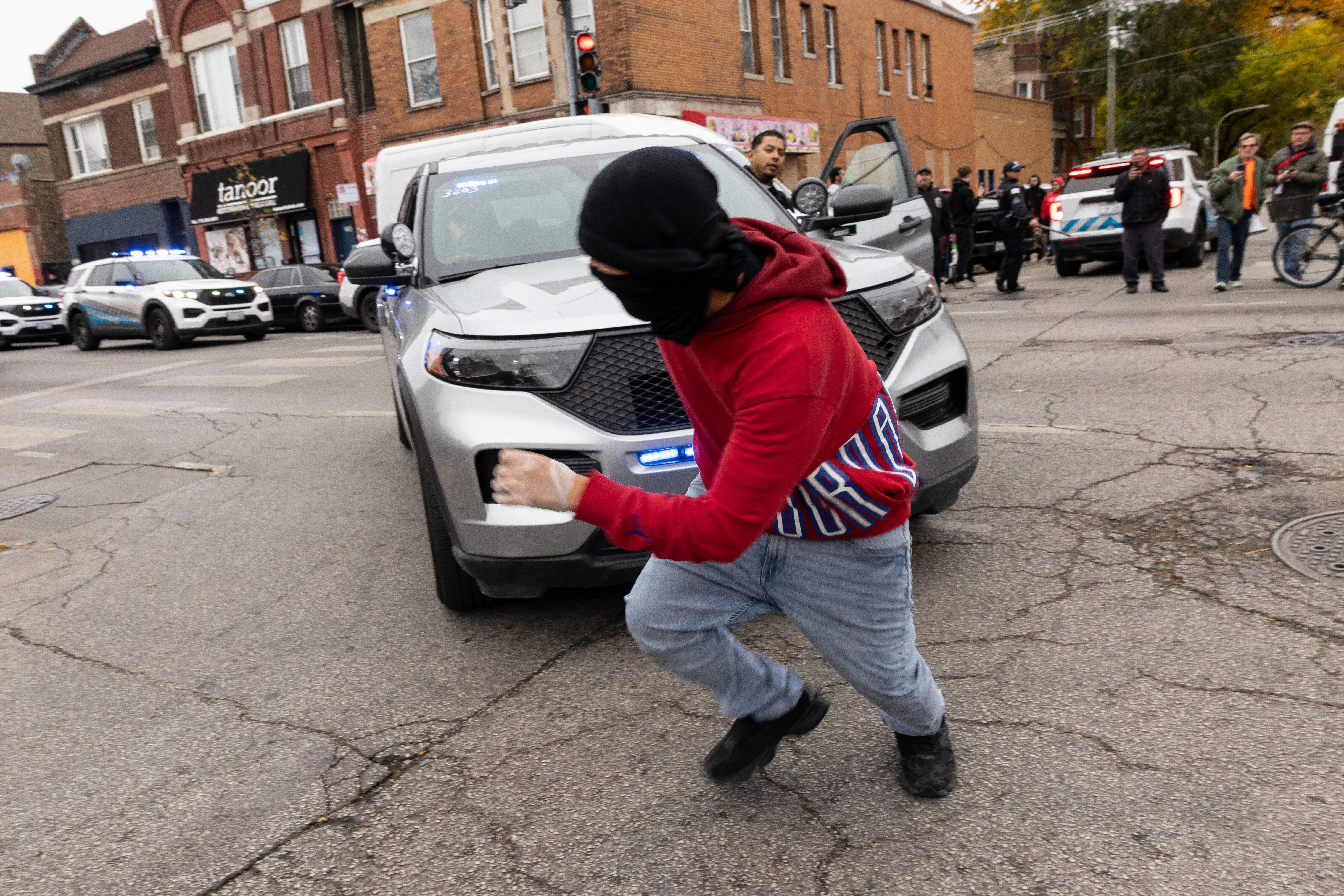芝加哥移民执法现场枪击！男子「向联邦探员」开枪