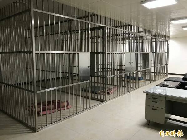 据转述，律师在拘留室突遭停电，四周陷入漆黑与血腥气味中；他呼喊无人应声，直到灯光亮起，法警一句话让人背脊发凉。图仅示意。（资料照）