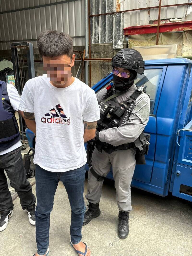 黄车拒检并开车冲撞警车逃逸，在台南永康住家落网。（图由民众提供）