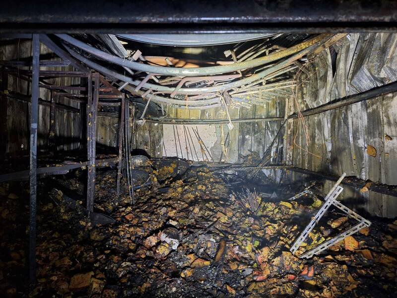 彰化花坛潽济坛的铁皮仓库起火，铁皮完全变形。（图由民众提供）