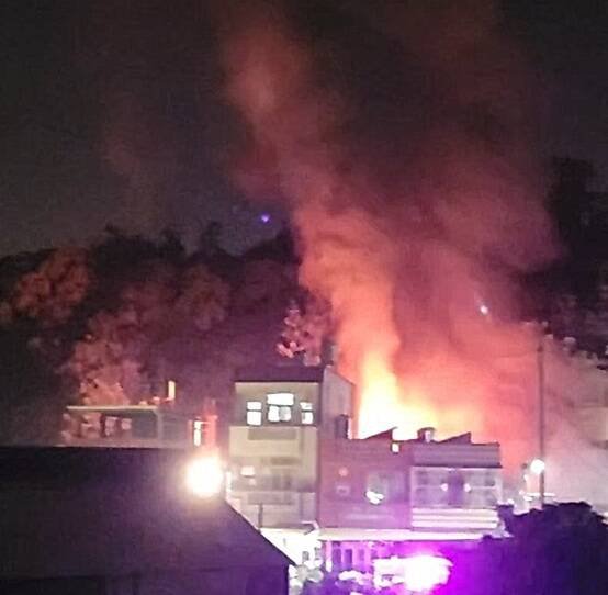 彰化花坛潽济坛的铁皮仓库起火，浓烟惊人。（图由民众提供）