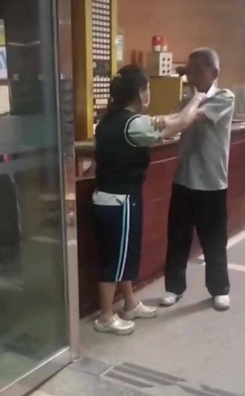 「台中超狂妈妈」陈美妃去年与社区保全起冲突画面。（民众提供）