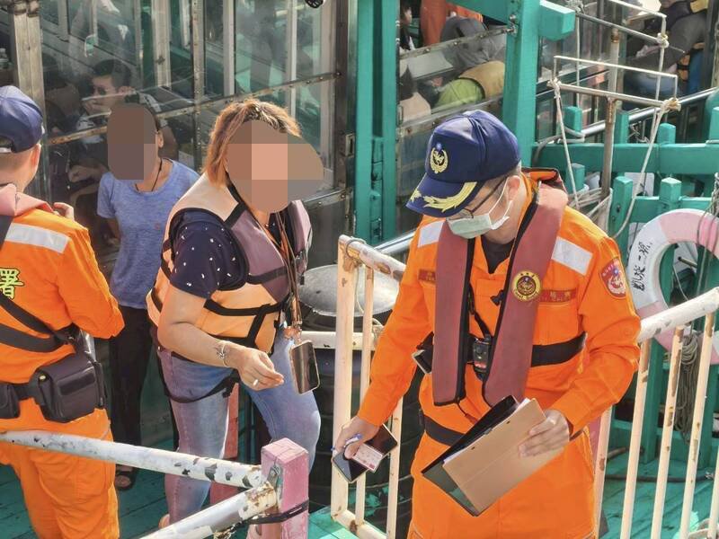 娱乐船舶出港查验，海巡人员查获女窃盗通缉犯。（第四岸巡队提供）