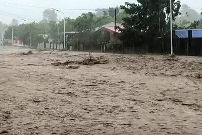 超级台风「凤凰」尚未登陆，其外围环流已在菲国多地带来致灾性豪雨。图为9日，马尼拉南方的阿尔拜省吉诺巴坦镇，街道已变成一片滚滚洪流。（法新社）