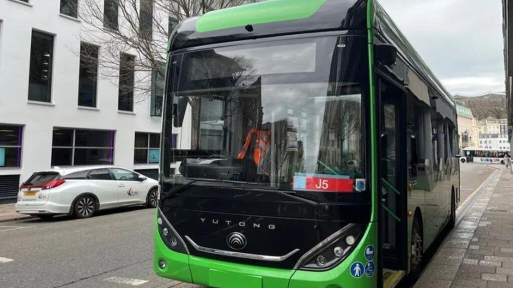 一种宇通的零排放巴士在英国泽西行驶资料图片 一种宇通的零排放巴士在英国泽西行驶资料图片