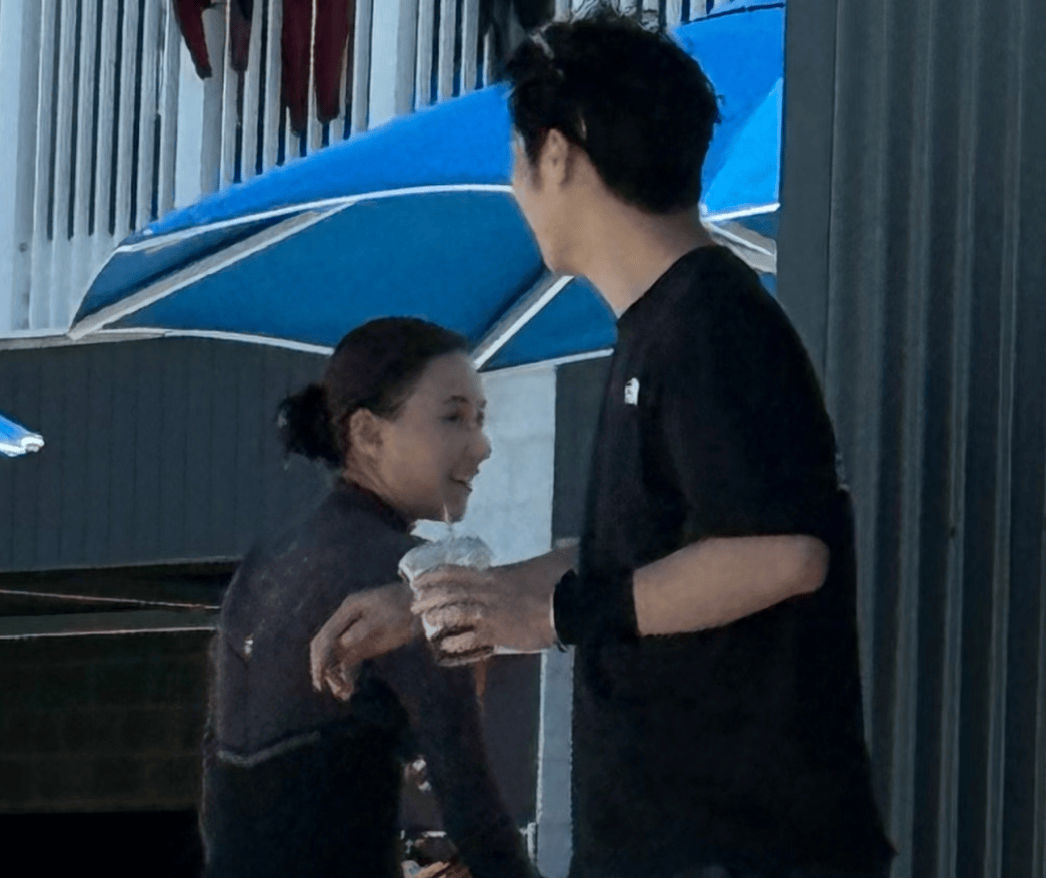 窦骁何超莲国外被偶遇!女方冲浪心情大好,窦骁喝咖啡满脸愁容