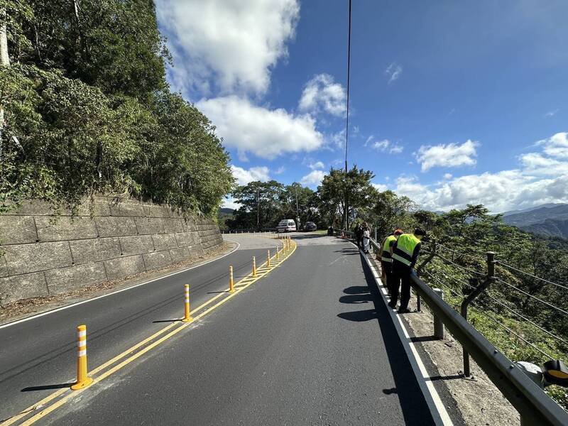 消防局派遣出动各式灾救灾护车5辆及消防人员12人到场后，林男已经自行从山坡爬上，但他肢体有多处擦挫伤，随即包扎后送往台北市立万芳医院治疗。（记者陆运锋翻摄）
