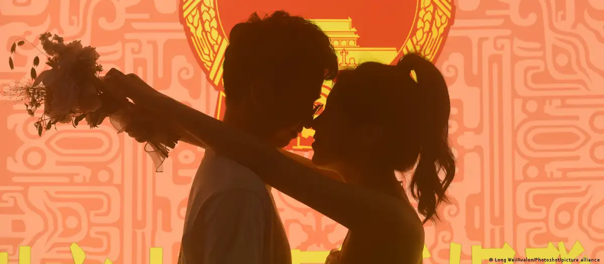 夜店、寺庙也能领证?中国结婚率低得可怕 夜店、寺庙也能领证?中国结婚率低得可怕