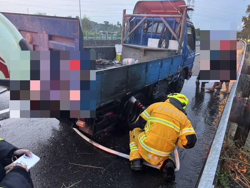 国道3号竹崎交流道今天傍晚发生火烧车意外。(图由国道警方提供) 国道3号竹崎交流道今天傍晚发生火烧车意外。(图由国道警方提供)