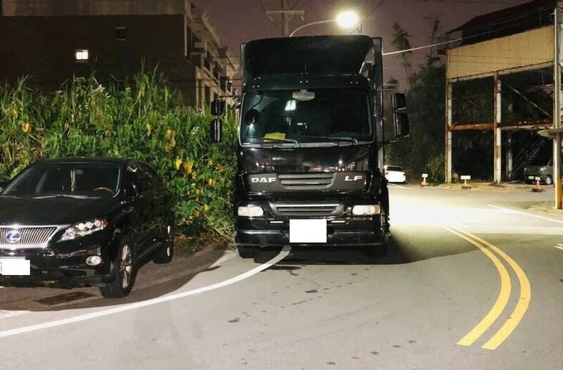 道路没有画红线、黄线就可以停车？只要是妨碍其他人车通行处就可开罚。（取自网路）